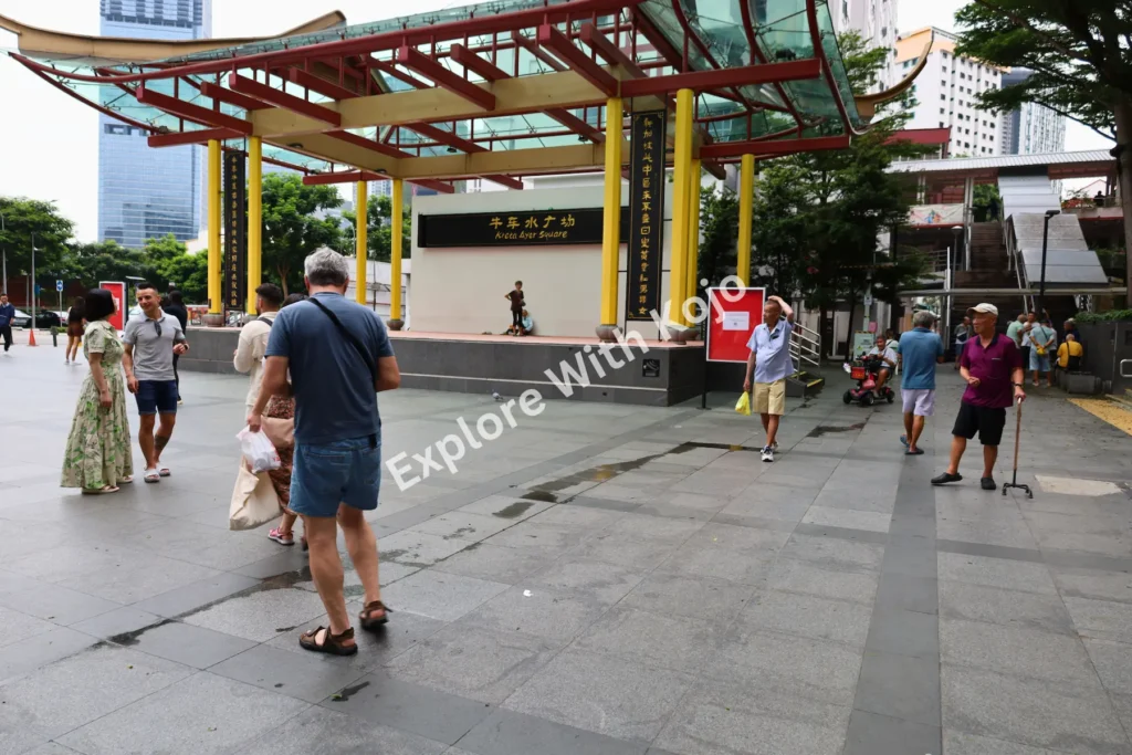 Public square in Chinatown Singapore with&nbsp;people&nbsp;walking.