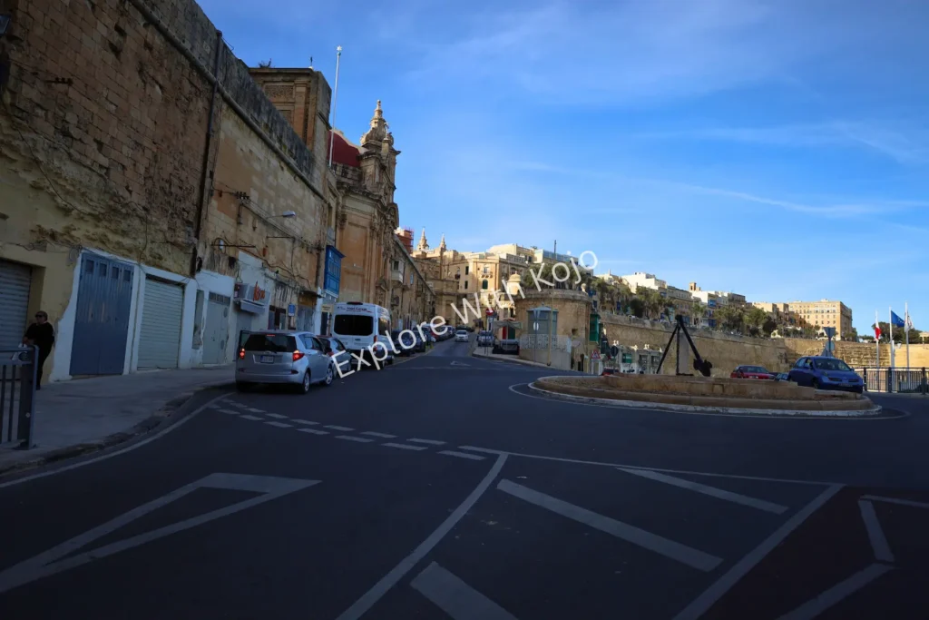 Narrow limestone street with parked cars in Valletta,&nbsp;Malta.