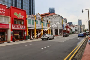 Colorful shophouses along Chinatown street&nbsp;in&nbsp;Singapore.