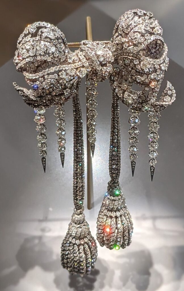 Diamond bow-shaped brooch belonging to Empress Eugénie.