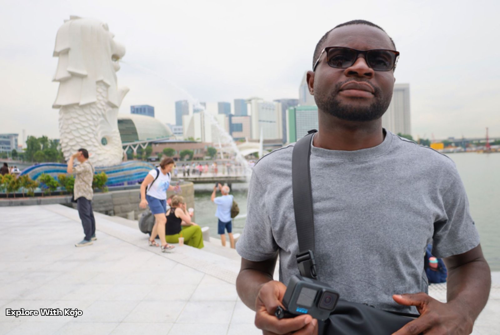 kojo-enoch-explore-with-kojo Kojo Enoch, founder of Explore With Kojo, standing at Singapore’s Merlion Park