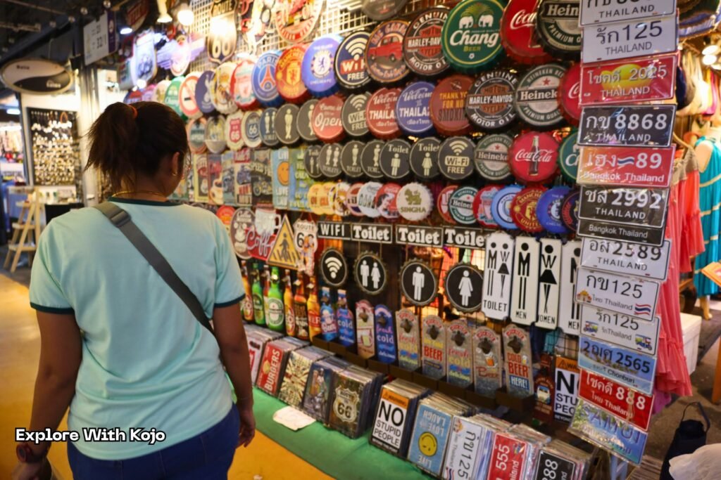 Art and home décor stalls at Chatuchak Weekend Market captured by Kojo.