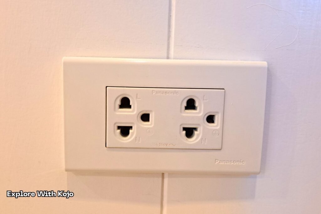 Power outlet in Thailand that accepts multiple plug types